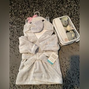Hooded bath towel & bath toys